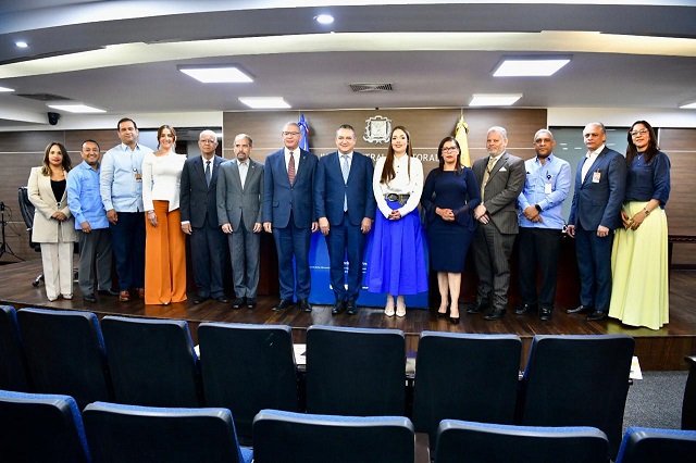 JCE incorpora en nueva Cédula símbolos patrios tras aval del Instituto Duartiano y la Comisión Permanente de Efemérides Patrias