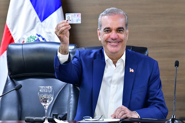 JCE entrega primera cédula de identidad y electoral en el nuevo formato al presidente RD y la primera dama