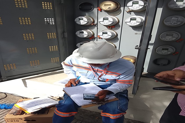 Edesur desmantela conexiones ilegales en Torre del DN donde fueron detenidas cinco personas para fines de investigación