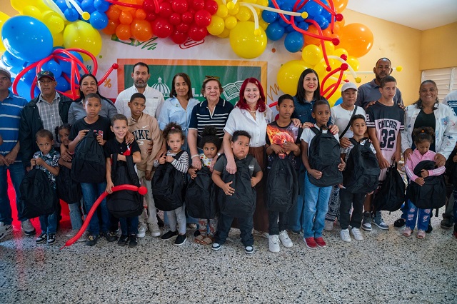 A la escuela con Propeep” lleva útiles escolares, alegría y esperanza a niños de Jamao al Medio