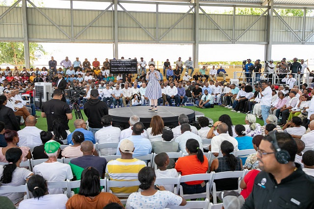 Vicepresidenta Raquel Peña entrega 450 títulos de propiedad a igual número de familias de Guayacanal en Azua